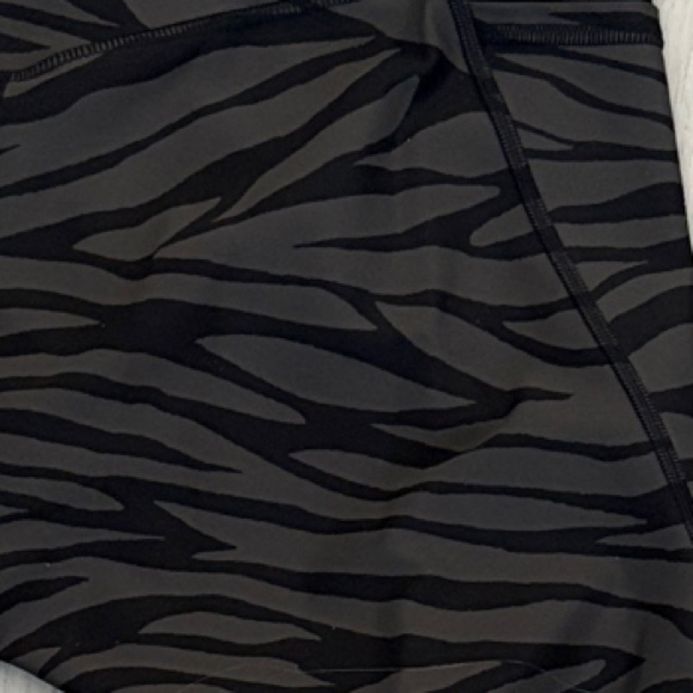 Old Navy Black Zebra and Floral Print Women's Bike Shorts - Picture 7 of 10